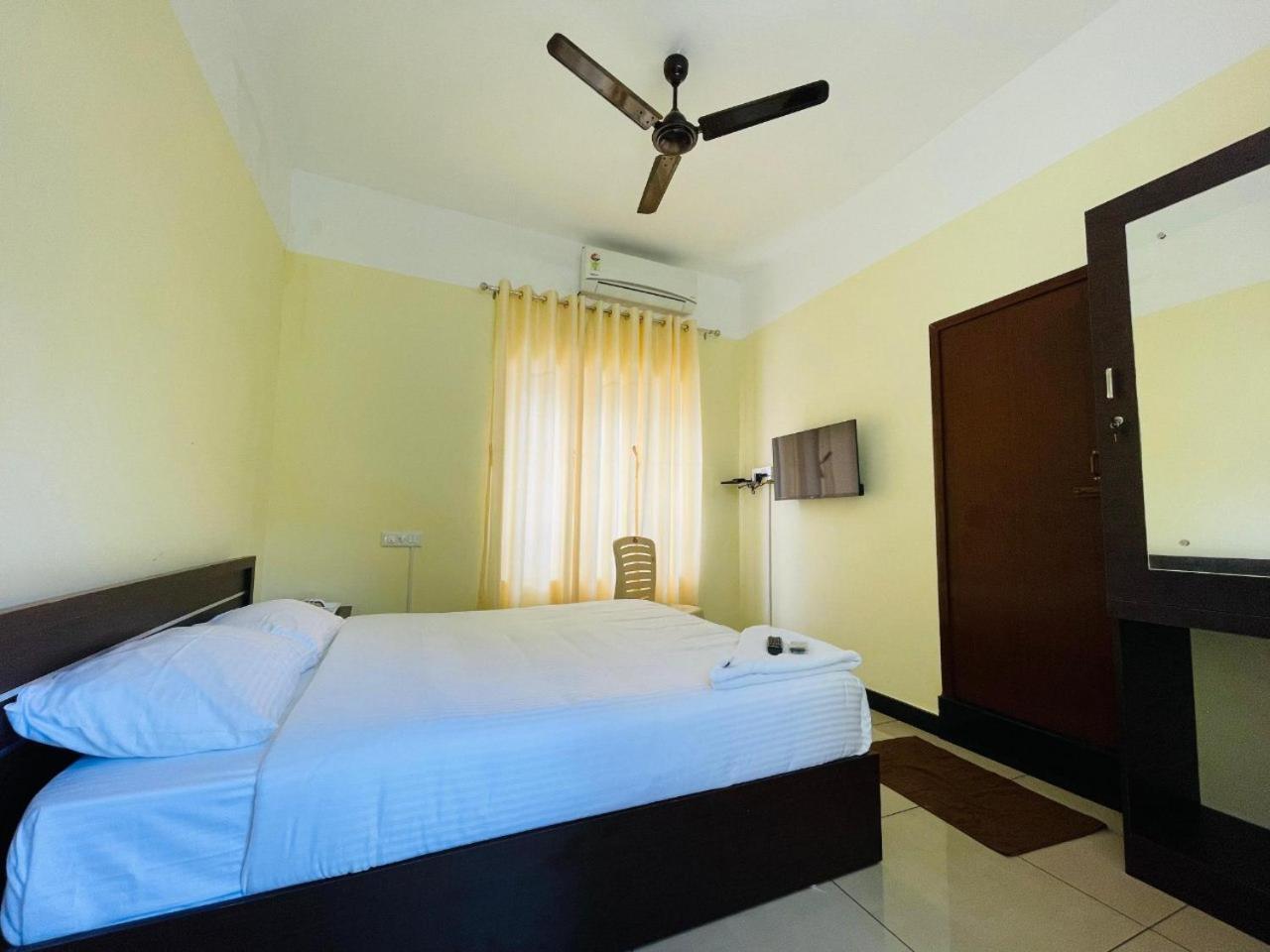 Akr Residency Hotel Kazhakuttam Kültér fotó